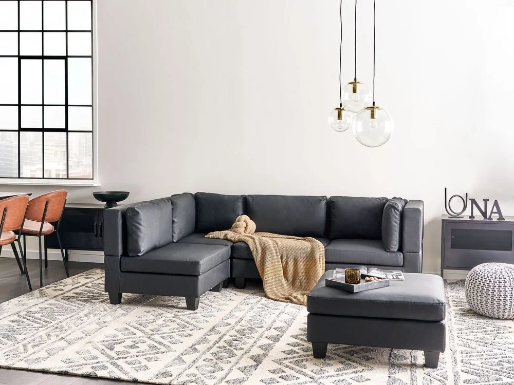 Divano componibile 4 posti imbottito in tessuto nero con gambe nere schienale imbottito lato destro con pouf stile moderno - Image 4