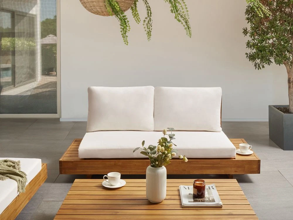Divano da giardino in legno chiaro certificato Acacia per esterni a 2 posti con cuscini Design moderno e mediterraneo - Image 4