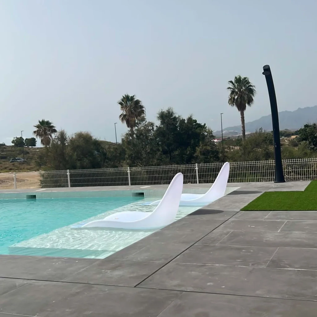 Sdraio Da Piscina In Plastica Polietilene Bianca Ideale Come Lettino per Giardino e Ambienti Esterni o Interni Alta Resistenza e Durata - MPC Concetta - Image 3