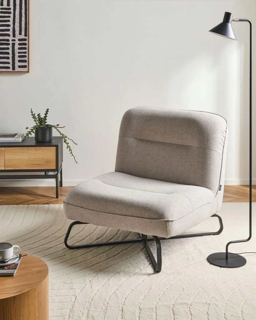 Poltrona in tessuto beige, seduta ampia, senza braccioli, struttura in metallo nero, complemento d'arredo moderno per il soggiorno - Image 4