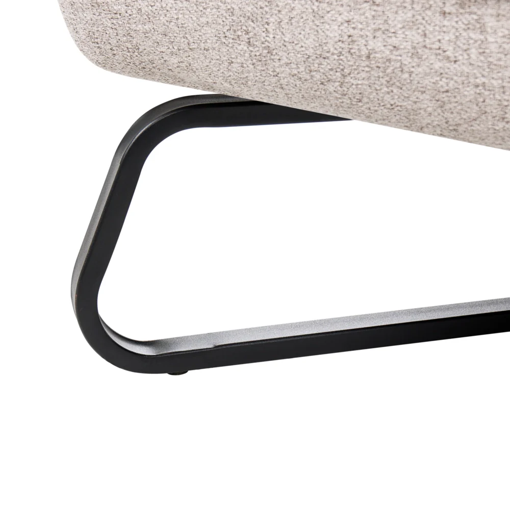 Poltrona in tessuto beige, seduta ampia, senza braccioli, struttura in metallo nero, complemento d'arredo moderno per il soggiorno - Image 6
