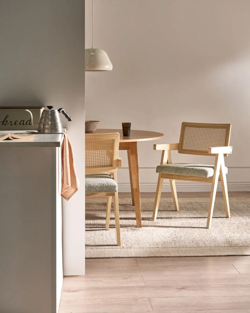 Set di 2 sedie da pranzo marrone chiaro e tortora con rivestimento bouclé e struttura in legno di gomma per sala da pranzo e cucina in stile retrò - Image 4