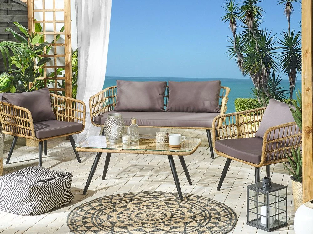Set divano conversazione da giardino in finto rattan beige con cuscini grigi e tavolino in vetro temperato con gambe in acciaio rustico - Image 3