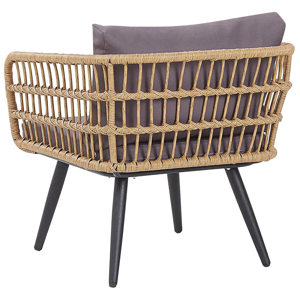 Set divano conversazione da giardino in finto rattan beige con cuscini grigi e tavolino in vetro temperato con gambe in acciaio rustico - Image 8