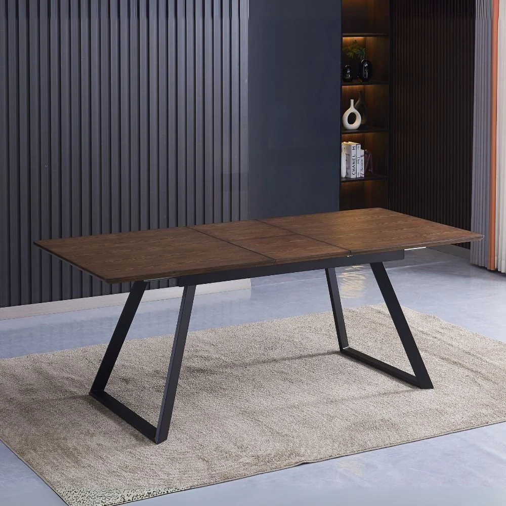 Tavolo allungabile Shelton con piano impiallacciato legno massiccio tinto noce e gambe in metallo nero